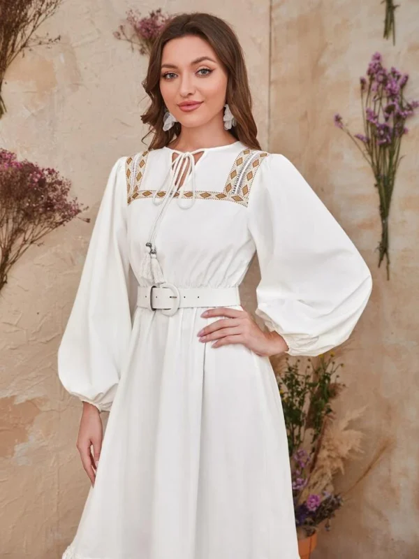 SHEIN Mulvari 1 pièce Robe ceinturée à ruban géométrique manches bouffantes à franges – Image 4